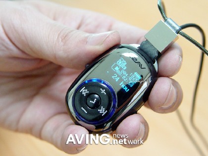 Mini lecteur MP3 l'EZAV Pebble.