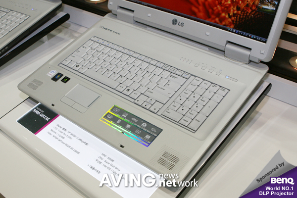 Le LG Electronics S900-UP73K, un PC portable avec écran 19 pouces