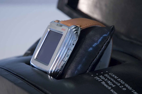  SMS Technology M500, le mobile-montre qui fait lecteur MP3.