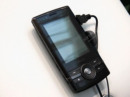 CeBit 2008 : Asus P560, un PDAPhone compact 