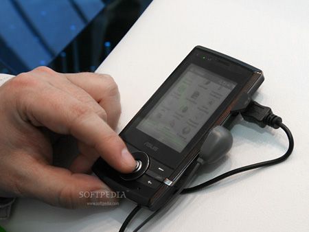 CeBit 2008 : Asus P560, un PDAPhone compact 